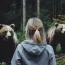 Deux ours l’ont conduite dans la forêt et ce qu’elle a découvert a été dévastateur
